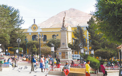 La primera Casa de la Moneda de Potosí (infraestructura amarilla), detrás del Cerro Rico.