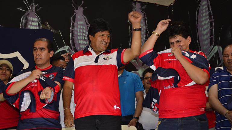 Evo Morales con la hinchada del Wilsternann. | Hernán Andia