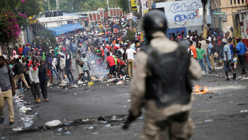 FOTOS: Manifestantes haitianos incendian edificios y asaltan una comisaría en busca de la renuncia del presidente Moise