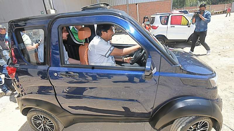 Morales instruye acelerar norma para circulación de vehículos eléctricos