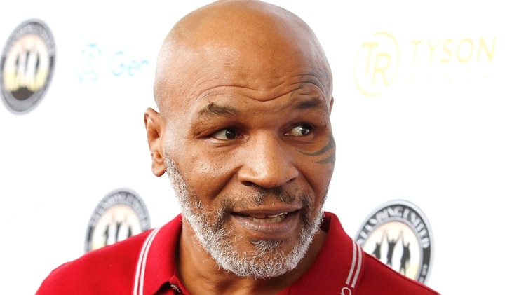 Mike Tyson cree que puede vencer a Mayweather en una pelea callejera pero que sería diferente en el cuadrilátero (EFE)