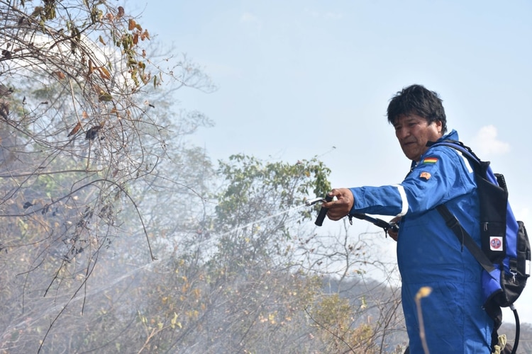 Evo Morales, en la zona de los incendios forestales de las últimas semanas. Algunos analistas consideran que la negativa del gobierno a declarar el
