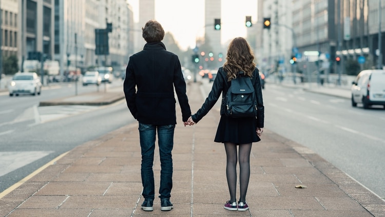 Los resultados de un estudio sugieren que, en general, los hombres muestran una preferencia por la juventud y la belleza, mientras que las mujeres lo hacen por la capacidad de satisfacer las necesidades económicas (Shutterstock)