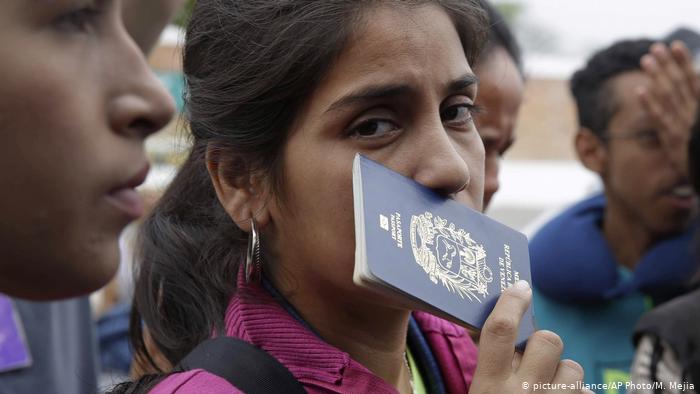Venezuela Frau mit Pass (picture-alliance/AP Photo/M. Mejia)