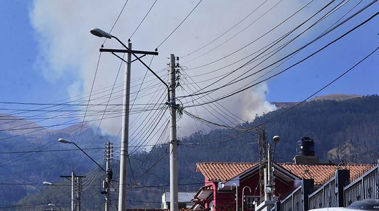 El incendio en la comunidad Tirani, en el Parque Tunari, ayer. | Hernán Andia