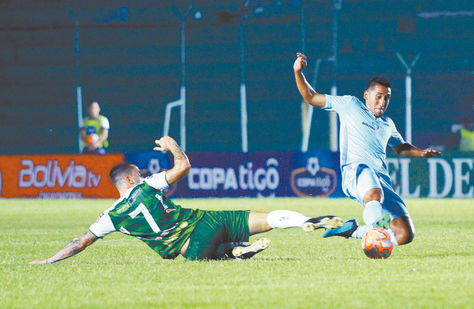 Machado (der.), de Bolívar, lucha por el balón con Ruiz. Foto: APG