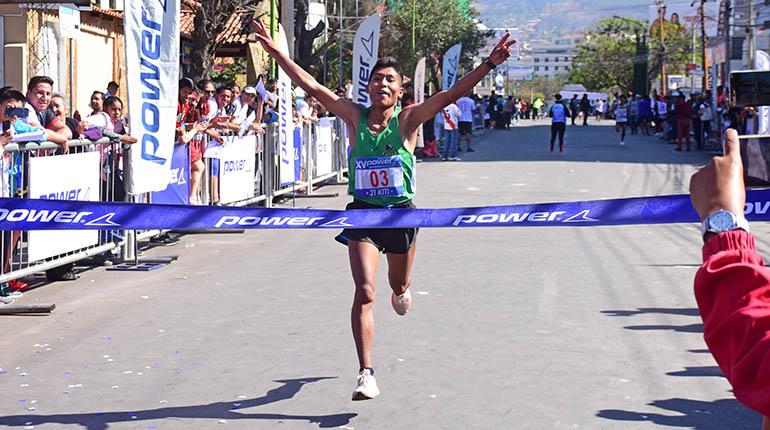 El atleta peruano Omar Ramos arriba a la meta, ubicada en la avenida Pando, ayer. | Daniel James