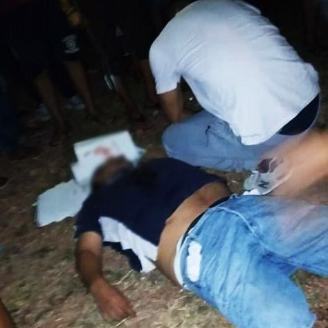 Juan Carlos Justiniano yace tendido en el piso. Fue asesinado en San Matías en medio de un acto proselitista.