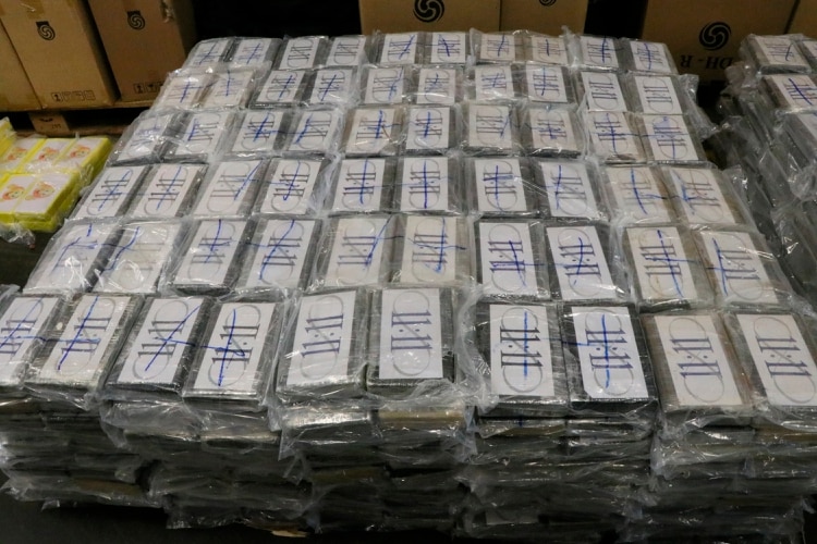 Las autoridades aduaneras alemanas exhiben 3,5 toneladas (casi 5 toneladas estadounidenses) de cocaína confiscada en contenedores enviados a Hamburgo, Alemania, desde Uruguay. Fue en julio de 2019. (Aduana alemana via AP, Archivo)