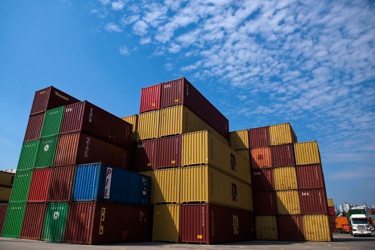 contenedores apilados en el puerto de Montevideo, Uruguay. En el puerto de Montevideo solo hay un escáner, operado por funcionarios que solo trabajan en horas de oficina, nunca de noche. Además, la máquina solo se utiliza para comprobar las importaciones