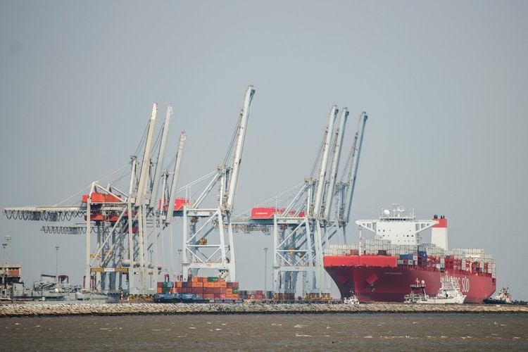 Un barco mercante amarrado en el puerto de Montevideo (AP Photo/Matilde Campodonico)