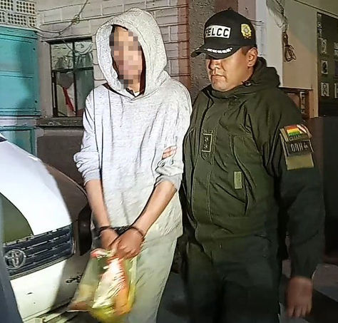 Yerko Fabio G. es conducido por un efectivo policial. Foto: Jannet Ticona