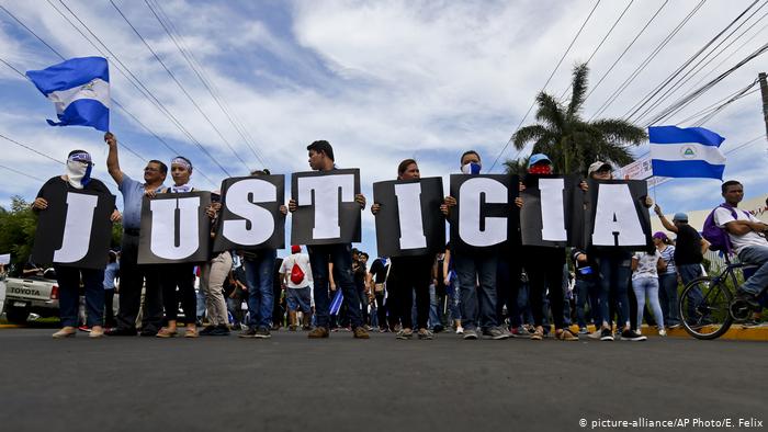 Nicaragua Proteste gegen Ortega (picture-alliance/AP Photo/E. Felix)