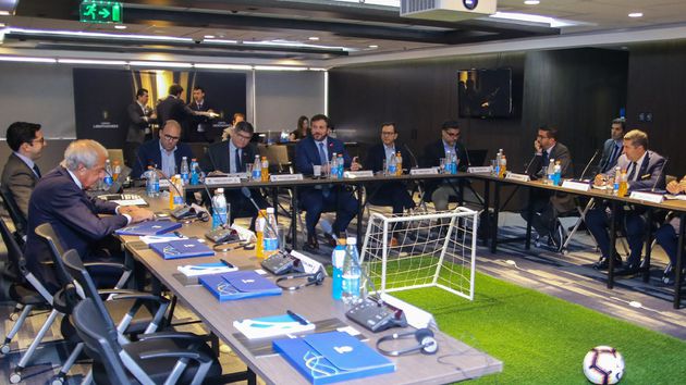 los presidentes de boca y de river se reunieron en la conmebol