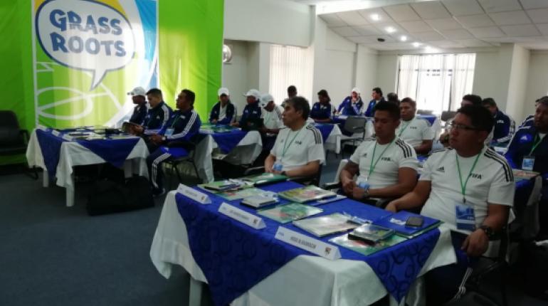 Los entrenadores en el curso de fútbol base de la FIFA y FBF. | Gabriel Caero Rodríguez