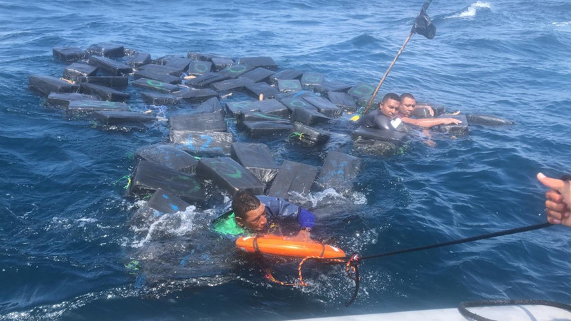 VIDEO: Rescatan en las costas de Colombia a presuntos narcotraficantes náufragos flotando entre paquetes de cocaína