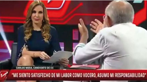 Gabriela Oviedo durante la entrevista con Carlos Mesa.