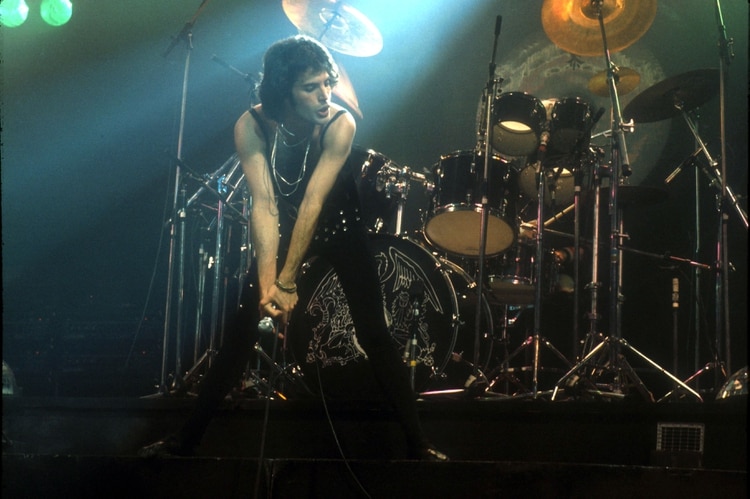 Freddie Mercjury en escena en el Oxford New Theatre, en 1975. (Andre Csillag/Shutterstock)