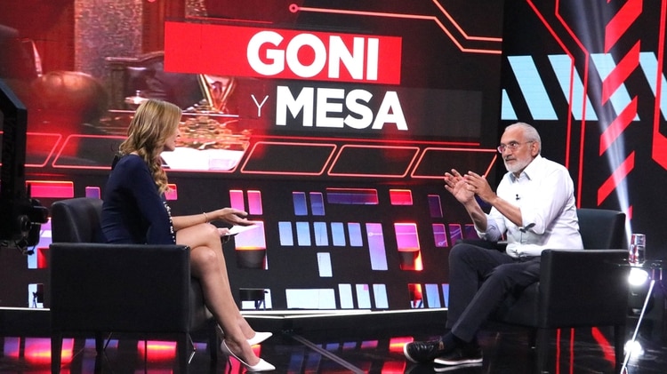 Mesa, el domingo en un set de televisión de la red Unitel, en una entrevista con la periodista y ex Miss Bolivia Gabriela Oviedo