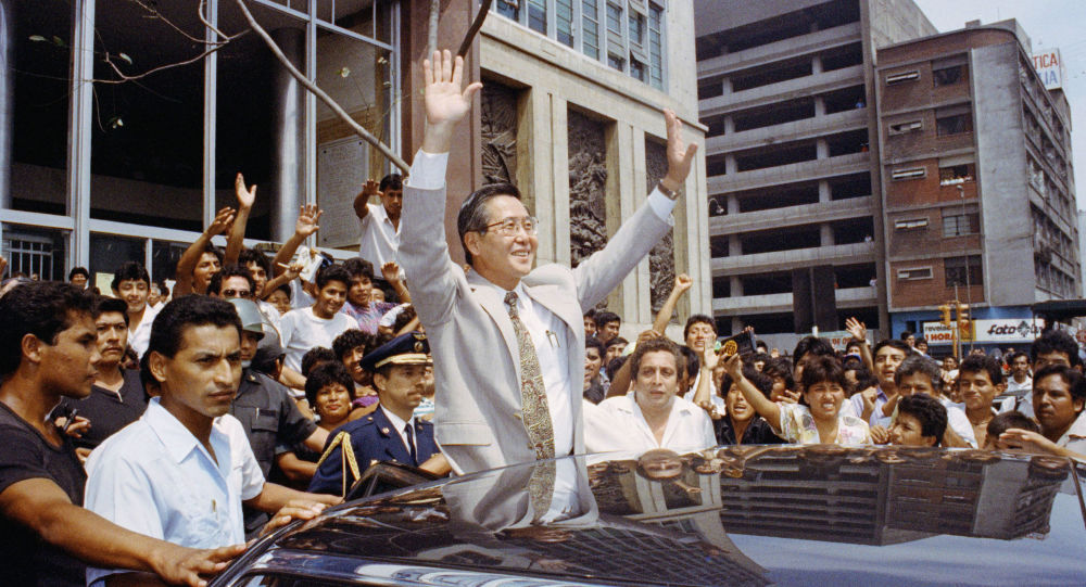El expresidente peruano Alberto Fujimori celebrando luego de la disolución del Congreso en 1992