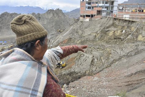 Una vecina muestra el área del supuesto nuevo deslizamiento en Kantutani.