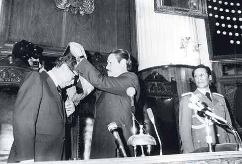 Julio Garrett impone la banda presidencial a Hernán Siles, en 1982. A la derecha, Guido Vildoso, el presidente saliente. Foto: Lucio Flores-Archivo