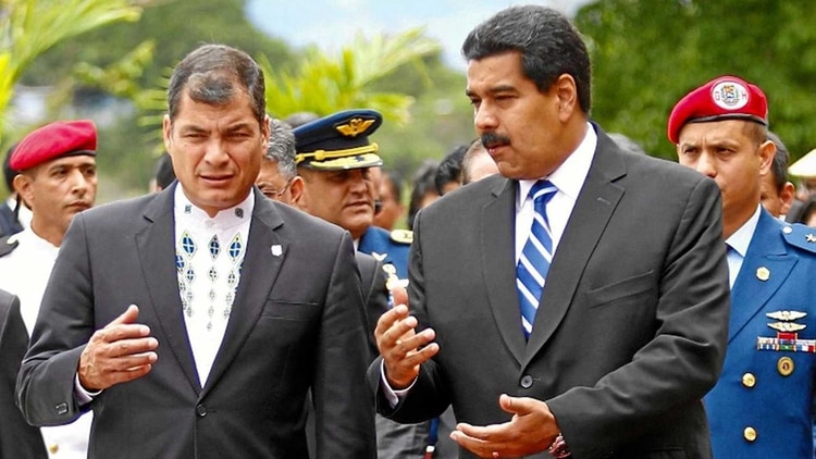 El dictador venezolano Nicolás Maduro junto con su par ecuatoriano, Rafael Correa. El ex presidente radicado en Bruselas hace trabajos de 