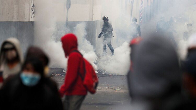 Manifestantes se enfrentan con las fuerzas de seguridad durante la protesta contra las medidas de austeridad del presidente de Ecuador, Lenin Moreno (Reuters)