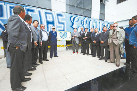 Sede. Entrega simbólica de unos ambientes a Bolívar en el edificio Mario Mercado. Fue en abril de 2015. BAISA SRL se olvidó después. Foto: Archivo-La Razón