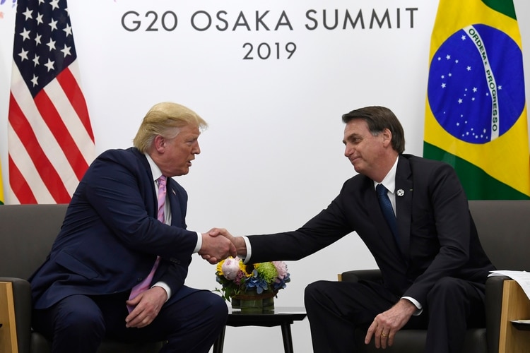 En esta imagen del viernes 28 de junio de 2019, el presidente de Estados Unidos Donald Trump estrecha la mano del mandatario brasileño Jair Bolsonaro durante un encuentro en el marco de la cumbre del G20 en Osaka, Japón. (AP Foto/Susan Walsh, Archivo)