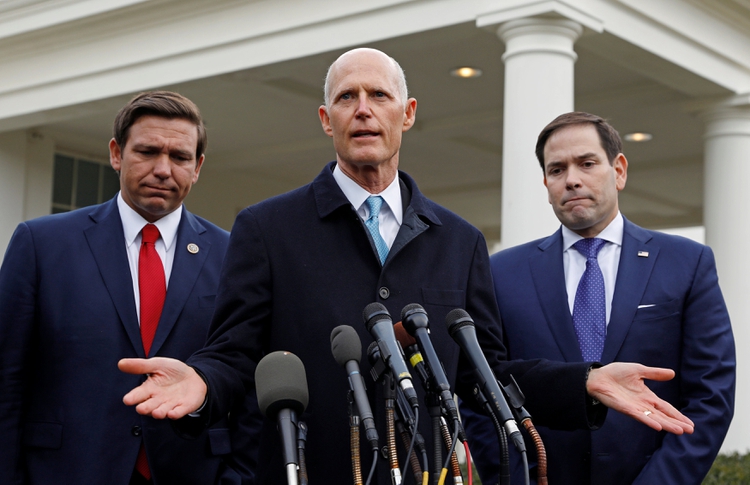 El gobernador de Florida Ron DeSantis, y los senadores de Florida Rick Scott y Marco Rubio hablan con los reporteros después de su reunión con el Presidente Donald Trump sobre Venezuela en la Casa Blanca el 22 de enero de 2019 (REUTERS/Kevin Lamarque)