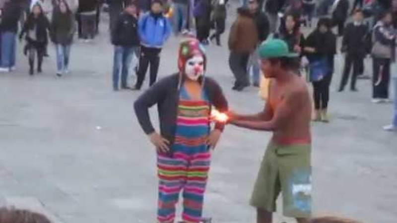 Golpean e intentan desalojar al mimo Wallake en el Cabildo