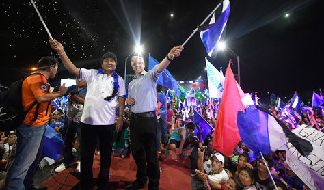 Morales, junto a su vicepresidente Álvaro García, este viernes en el cierre de campaña en Trinidad.