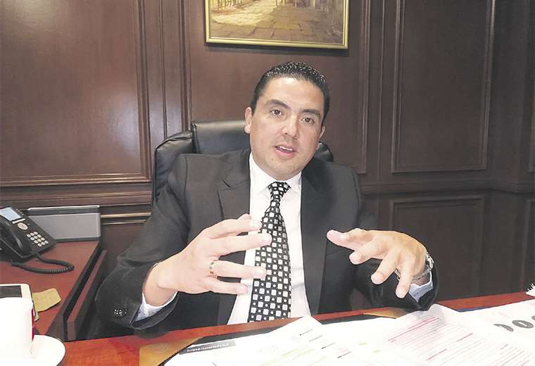 Gustavo Jáuregui es licenciado en Ingeniería Comercial, Magíster en Administración y Dirección de Empresas, especialista en Gerencia de Organizaciones Empresariales, diplomado en Administración de Empresas y Estrategia Gerencial, entre otras especialidades. Actualmente es Gerente General de la Cámara Nacional de Comercio (CNC) Bolivia