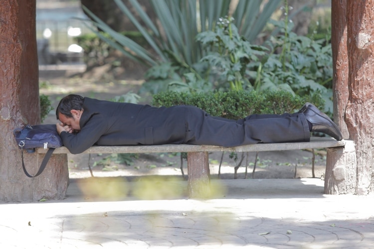 Un oficinista se sienta a descansar en un parque de la Ciudad de México (Foto: Cuartoscuro)