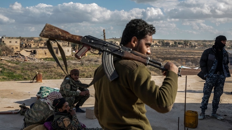 Combatientes de las Fuerzas Democráticas Sirias respaldadas por Estados Unidos cerca de la aldea de Baghuz, la última ciudad en Siria en poder del grupo Estado Islámico, el 2 de febrero de 2019 (Ivor Prickett / The New York Times).