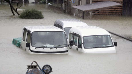 Dos automóviles sumergidos en el agua en una zona afectada por el tifón Hagibis, en la ciudad japonesa de Ise (prefectura de Mie), el 12 de octubre de 2019.
