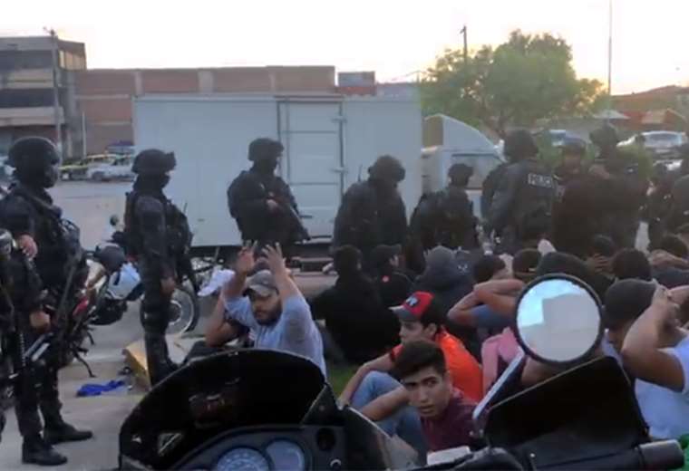 Así detuvo la Policía a los jóvenes que estaban en inmediaciones del Cambódromo