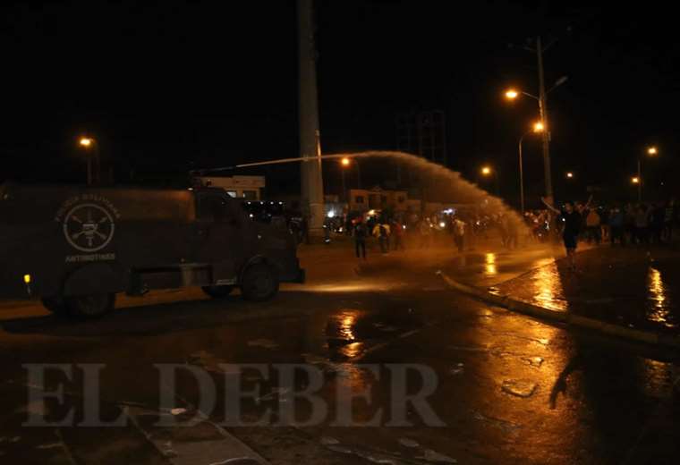 La Policía reforzó sus efectivos desplegados en el Cambódromo para controlas las manifestaciones. Foto: Jorge Gutiérrez