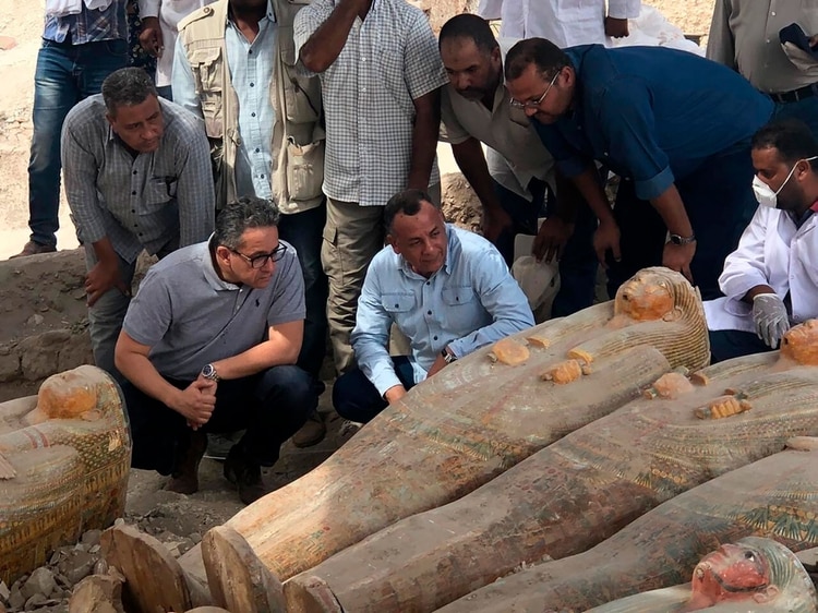 El ministro de Antigüedades del país, Jaled al Anani (de anteojos), analiza los ataúdes junto a los expertos (AP)