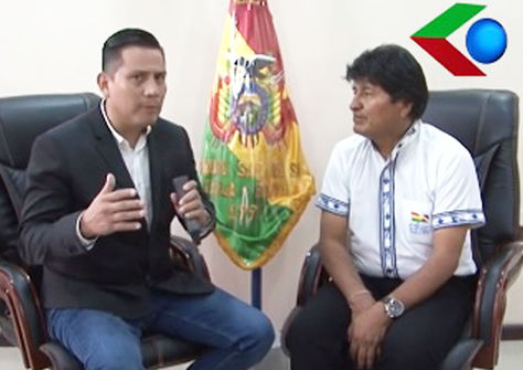 El periodista Junior Arias y el presidente Evo Morales durante la entrevista de Gigavisión presentada este martes.
