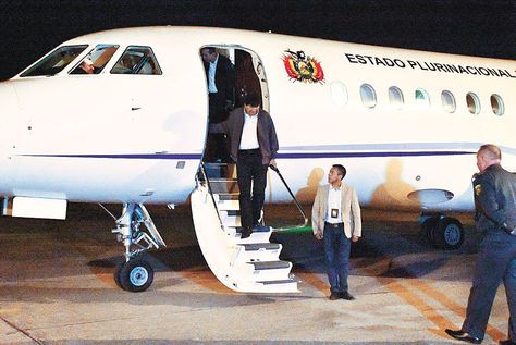 La acusación es que el Mandatario usa el avión presidencial para trasladarse a cierres de campaña. Foto: ABI