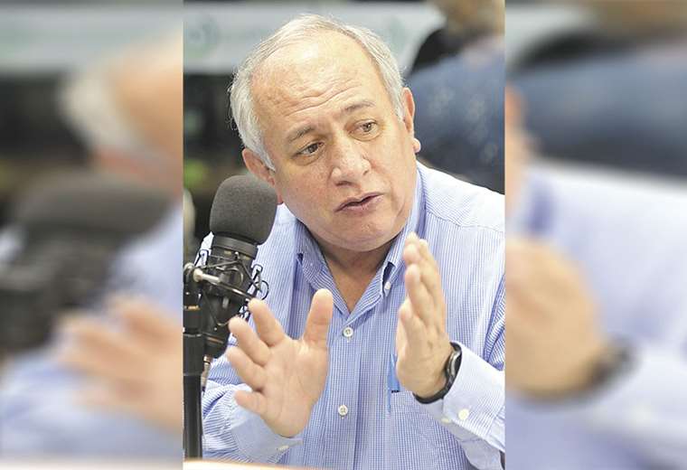El vicepresidente del TSE, Antonio Costas, contestó a una denuncia que recibió EL DEBER, que señalaban que funcionarios del Órgano Electoral pidieron cotizaciones para reimprimir papeletas. Foto: Rolando Villegas