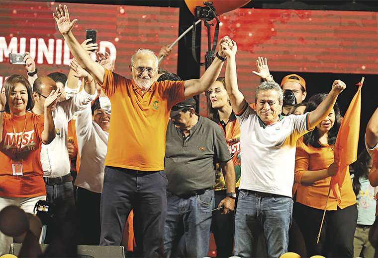 El binomio de Comunidad Ciudadana, Carlos Mesa y Gustavo Pedraza, apeló anoche a la unidad para sacar al MAS del Gobierno nacional. Foto: FUAD LANDÍVAR