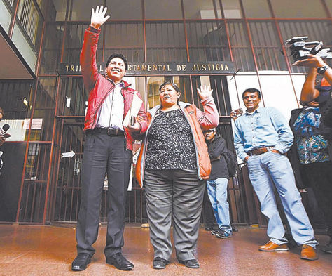 Liberado Fernández y su madre tras su audiencia, el año pasado.