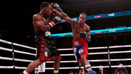 Patrick Day (derecha) golpea a Charles Conwell en el tercer asalto del combate, el 12 de octubre de 2019, Chicago.