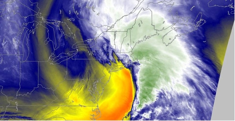 Una imagen satelital cuando la tormenta se intensificó el miércoles, mostrando el flujo húmedo incrustado dentro del chorro de bajo nivel en verde (SSEC / RealEarth / University of Wisconsin-Madison / NOAA)