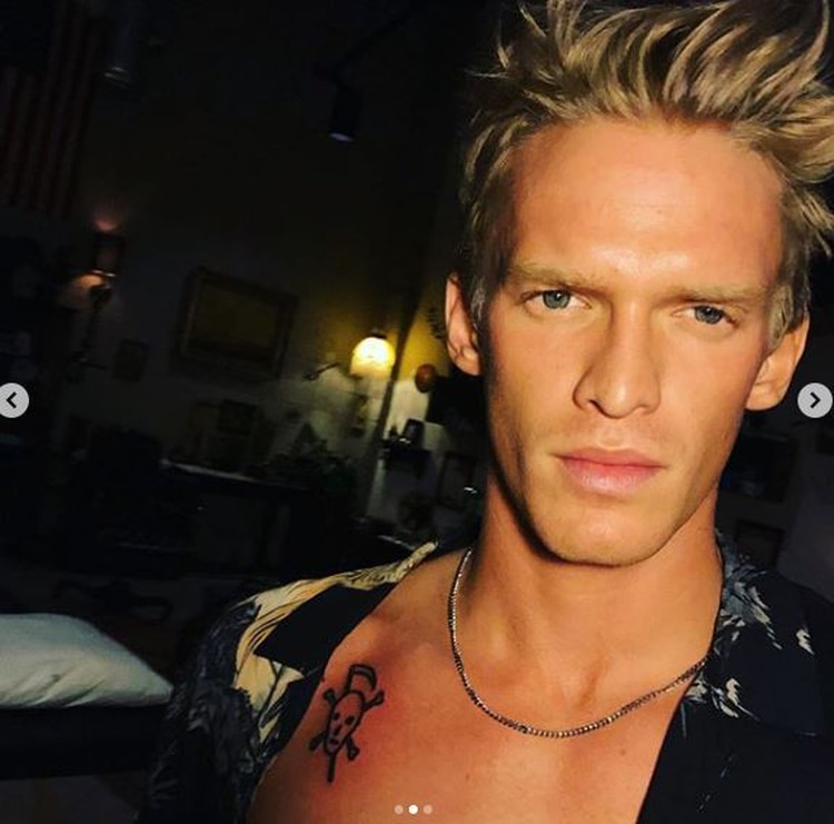 El cantante de origen australiano publicó una serie de fotografías con las que lució un nuevo tatuaje de un rostro con una guadaña en el pecho. (Foto: Instagram)