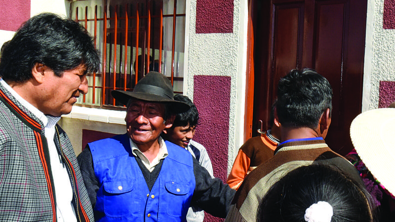 En silencio electoral, Evo viajó a 4 regiones, entregó una casa, ítems de salud y recursos