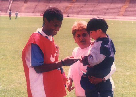 Castillo saluda a un joven hincha en 1997. Foto: Archivo-La Razón